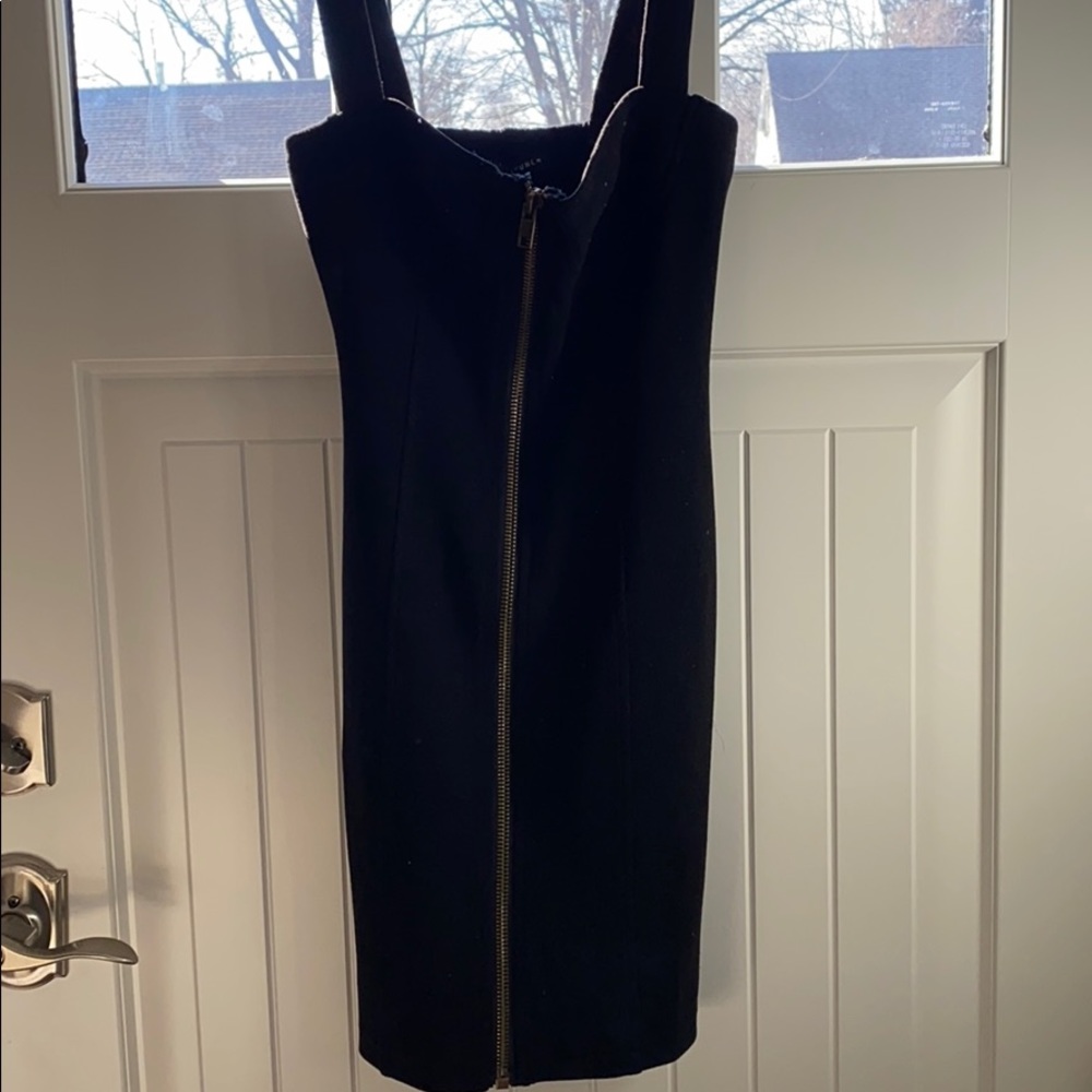 NWT. Honey Punch Black Zip front dress. S